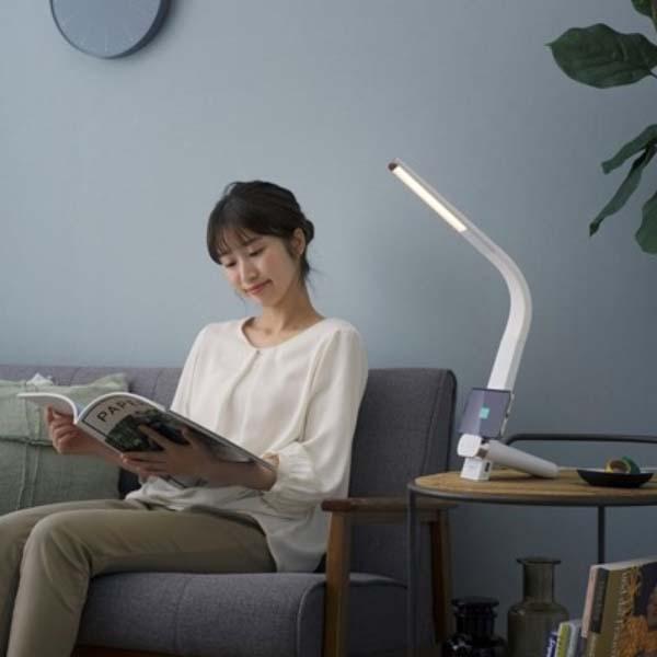 Đèn bàn Iris Ohyama LDL-QLDL ánh sáng 3 màu, có sạc không dây